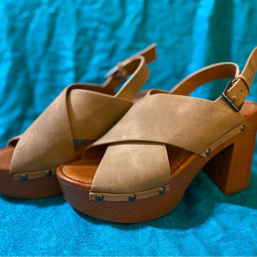 Indigo Rd. Dani Sandal  size 8